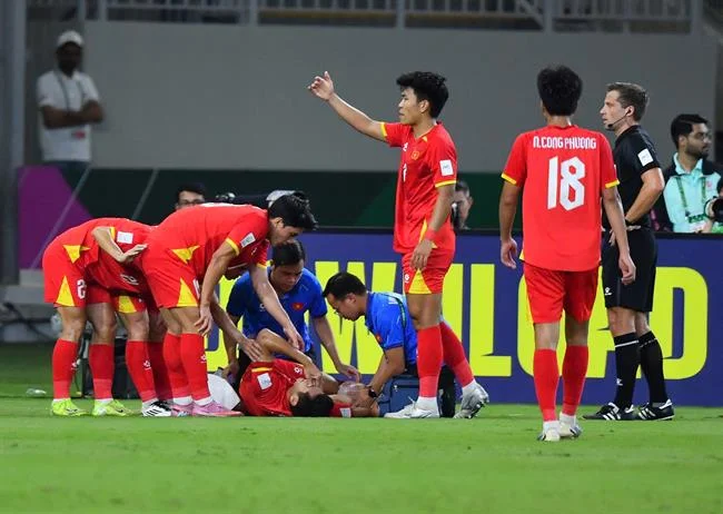 Một người chơi tập trung cao độ vào bàn Baccarat, thể hiện tư duy chiến thắng và các mẹo hữu ích từ abc8 link